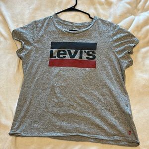 Women’s grey Levi’s tee